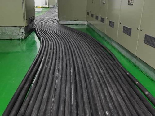 静宁如何根据理论计算公式计算温度对特定电压测量结果的影响？